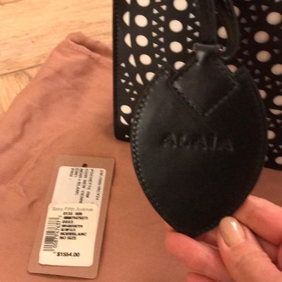 Beautiful Alaia Clutch with Scalloped Design BNWT - Picture 3 of 4